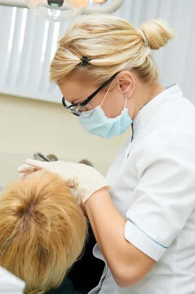 Zahnarzt bei der Zahnbehandlung — Stockfoto