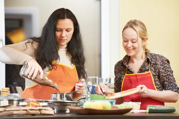 Two woman cooking in kitchen — Stock Photo, Image