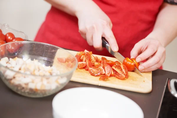 Frau schneidet Lebensmittel für Salat — Stockfoto