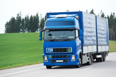 Mavi kamyon römork üzerinde mavi gökyüzü ile