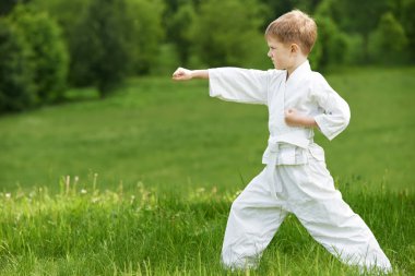 küçük çocuk karate çalışmaları yapmak