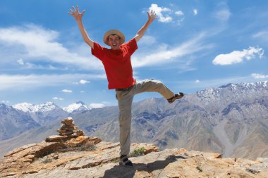 dağ tepe üzerinde turist hiker eller yukarı