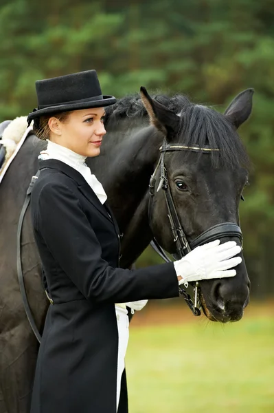 Žokej v uniformě s koněm — Stock fotografie