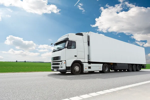 Camion bianco con rimorchio sopra il cielo blu — Foto Stock