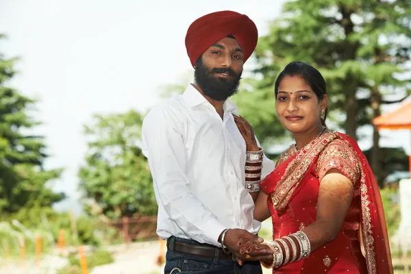 Feliz indiana jovem adulto casal — Fotografia de Stock