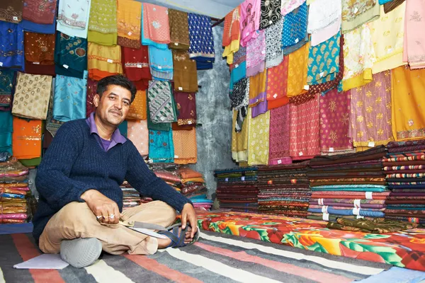 Pequeño dueño de la tienda indio hombre en su tienda de recuerdos —  Fotos de Stock