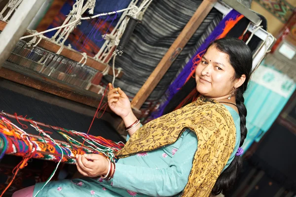 若いインド人女性の織工 — ストック写真