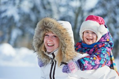 Kış çocuk ile anne