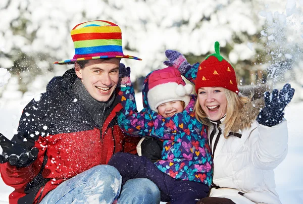 Família feliz com criança no inverno — Fotografia de Stock