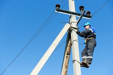Elektrik teknisyeni direkte çalışıyor.
