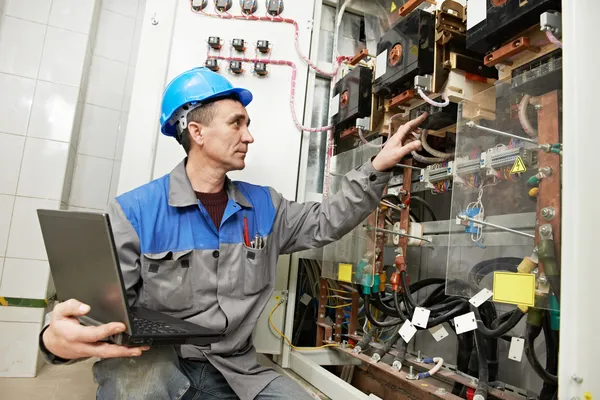 Feliz electricista trabajando en la caja de la línea eléctrica — Foto de Stock