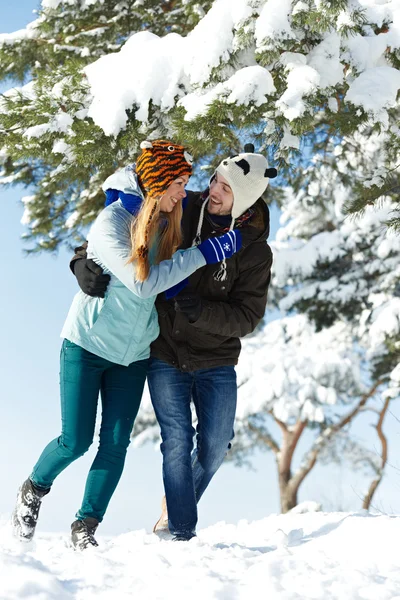Giovane coppia felice in inverno — Foto Stock