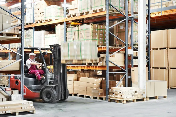 Stuurprogramma voor de werknemer op magazijn vorkheftruck lader werkt — Stockfoto