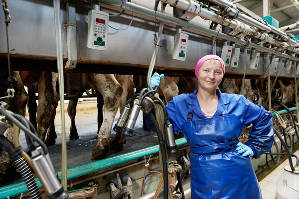 Sennerin auf dem Hof der Melkanlage — Stockfoto