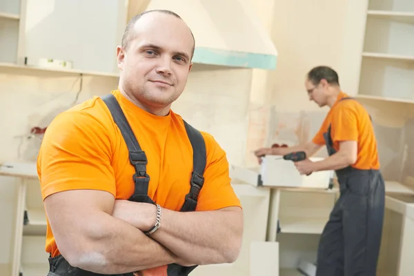 Retrato do trabalhador da instalação da cozinha — Fotografia de Stock