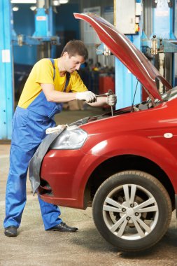Auto makinist anahtar ile iş başında