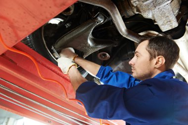 Auto makinist somun anahtarı ile tekerlek hizalama iş yerinde