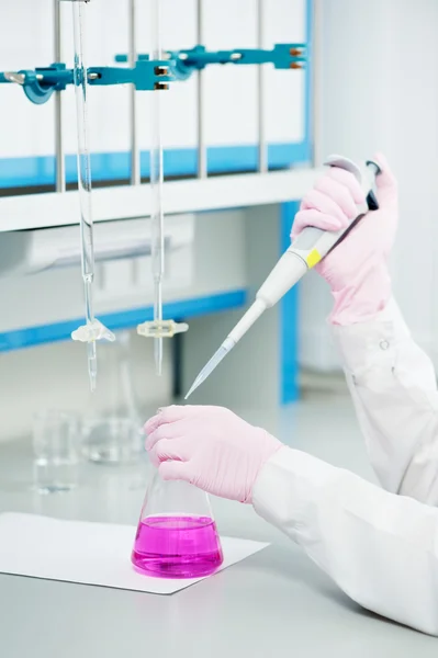 Arts handen met kolf druppelaar in een laboratorium — Stockfoto