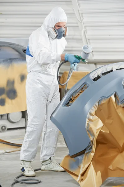 Auto mecánico pintura coche parachoques — Foto de Stock