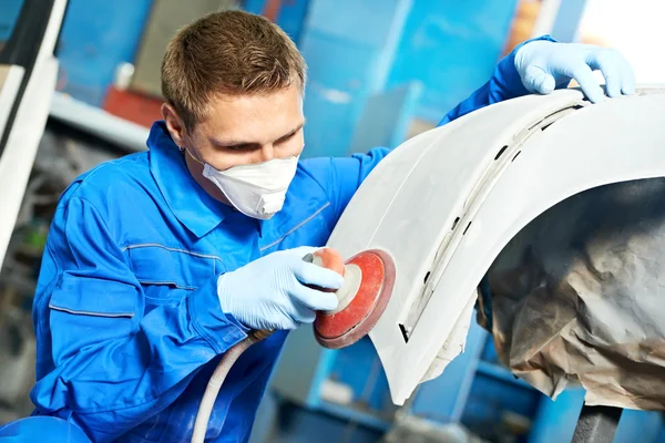 Auto mechanic polishing car — Stock Photo, Image