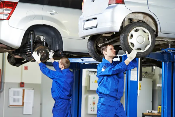 車の懸濁液の修復作業で自動車整備士 — ストック写真