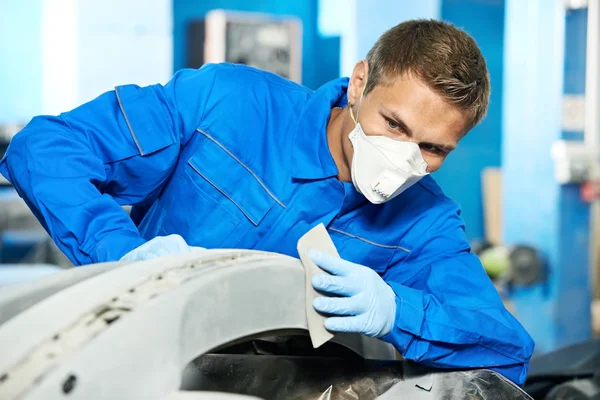 Automonteur polijsten auto — Stockfoto