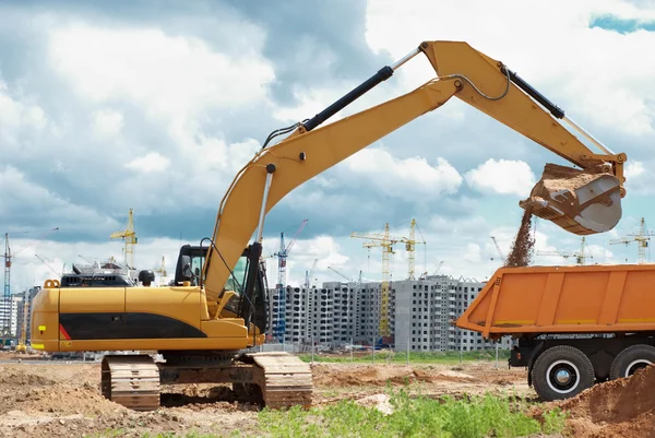 Excavadora cargadora de ruedas y volquete volquete —  Fotos de Stock