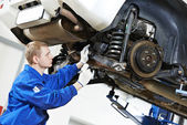 automechanik v auto zavěšení opravárenské práce