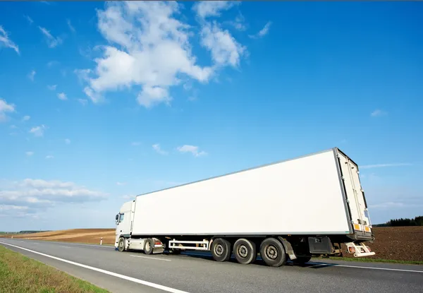 Indietro di camion rimorchio bianco sopra cielo blu — Foto Stock