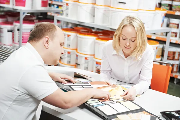 Verkäufer und Käufer wählen Farbe — Stockfoto