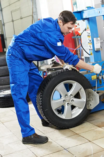 Reparador mecânico na substituição da roda — Fotografia de Stock