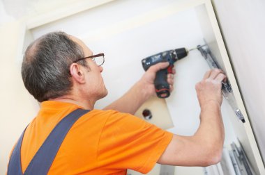 mutfak Installer marangoz iş başında