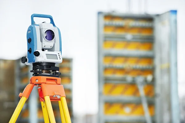 Surveyor zařízení theodolie venku — Stock fotografie