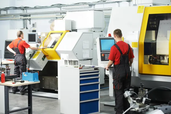 Two workers at tool workshop — Stock Photo, Image