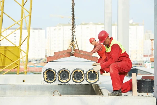 Trabalhador construtor instalando laje de concreto — Fotografia de Stock