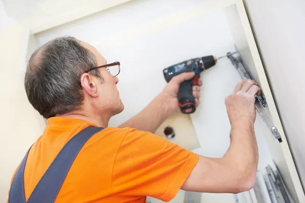 Installatore di cucina a lavoro di falegname — Foto Stock