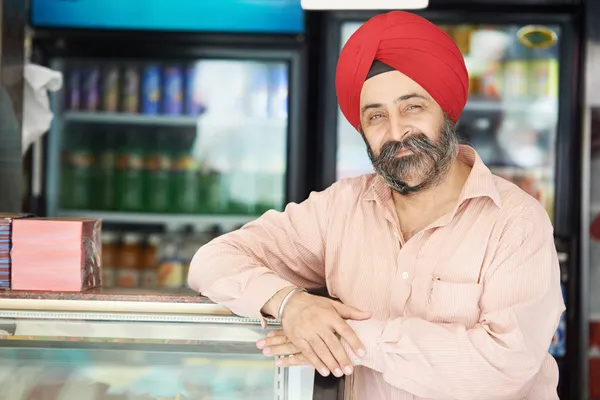 Jovem adulto indiano sikh vendedor homem — Fotografia de Stock