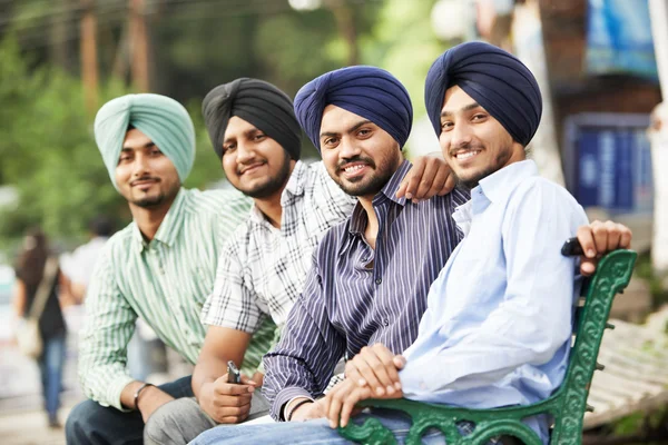 Jeunes hommes sikhs indiens adultes — Photo