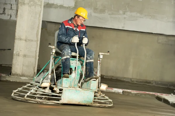 Worker trowelling and finishing of concrete — Stock Photo, Image