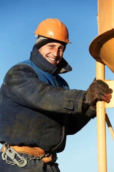 Trabajadores de la construcción vertiendo hormigón con barril — Foto de Stock