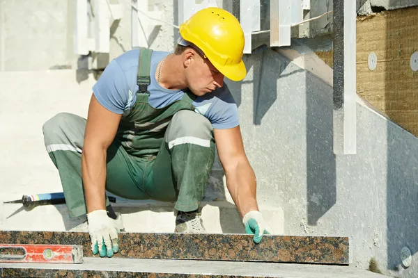 Tegelzetter op granieten trap manier construction werkt — Stockfoto