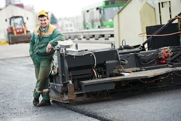 Trabalhador rodoviário de asfalto — Fotografia de Stock