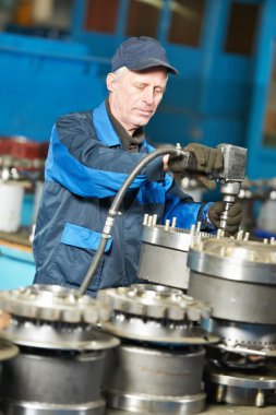deneyimli endüstriyel assembler işçi