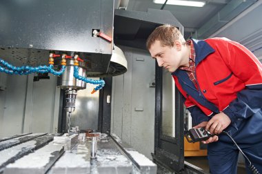 işçi çalışma cnc makine merkezi
