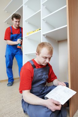 Kurulum çalışmasında gardırop katılımcıları