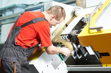 işçi çalışma cnc makine merkezi