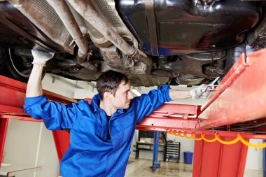 Auto makinist somun anahtarı ile tekerlek hizalama iş yerinde