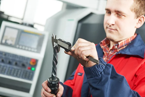 Strumento di misura del lavoratore a mano pinza — Foto Stock