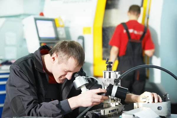 Arbeiter überprüfen Werkzeug mit optischem Gerät — Stockfoto