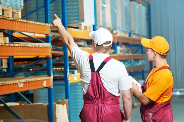 Lavoratori del magazzino presso il magazzino — Foto Stock